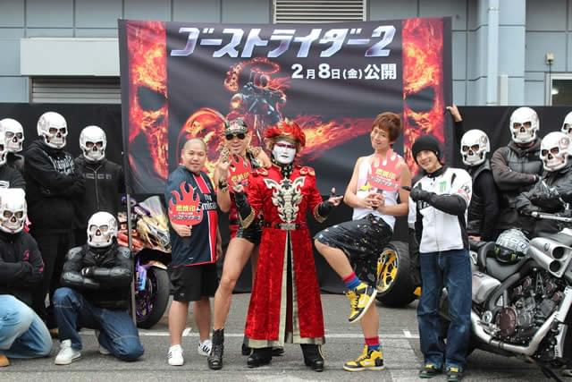 ゴーストライダーばりのバイクスタントにデーモン閣下も“燃焼”！