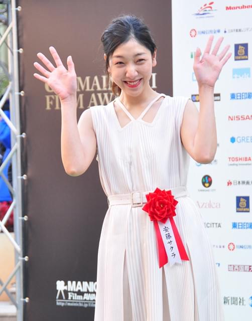 安藤サクラ、映画賞授賞式で夫・柄本佑のために大友克洋にサインをおねだり！