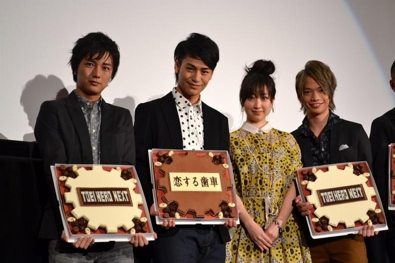 黒川智花、俳優陣に巨大チョコ 小澤亮太らは喜色満面