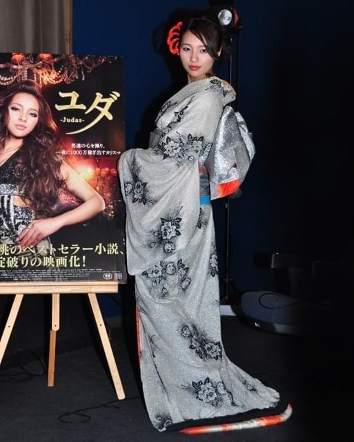 微笑を浮かべる水崎綾女