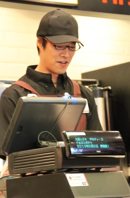 堤真一、ファーストキッチン“1時間”店長に 笑顔でポテトをシャカシャカ