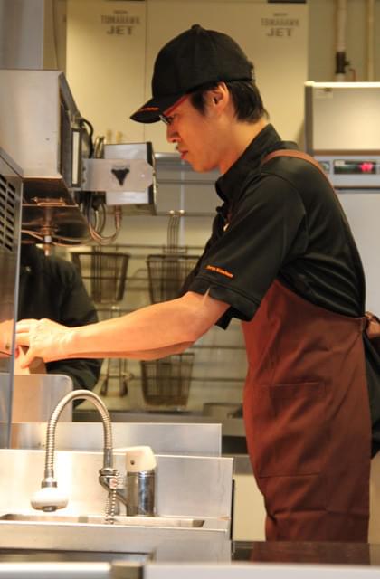 堤真一、ファーストキッチン“1時間”店長に 笑顔でポテトをシャカシャカ