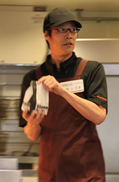 堤真一、ファーストキッチン“1時間”店長に 笑顔でポテトをシャカシャカ