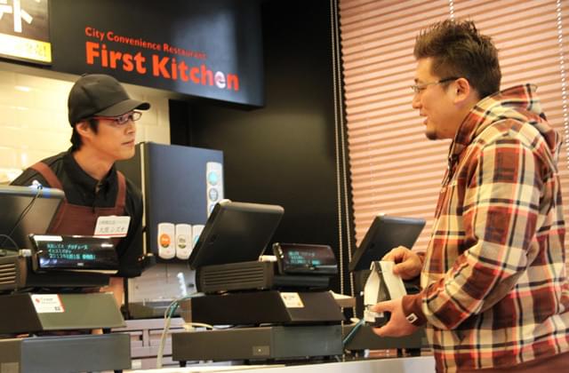 堤真一、ファーストキッチン“1時間”店長に 笑顔でポテトをシャカシャカ