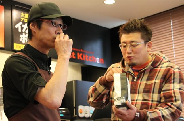 堤真一、ファーストキッチン“1時間”店長に 笑顔でポテトをシャカシャカ