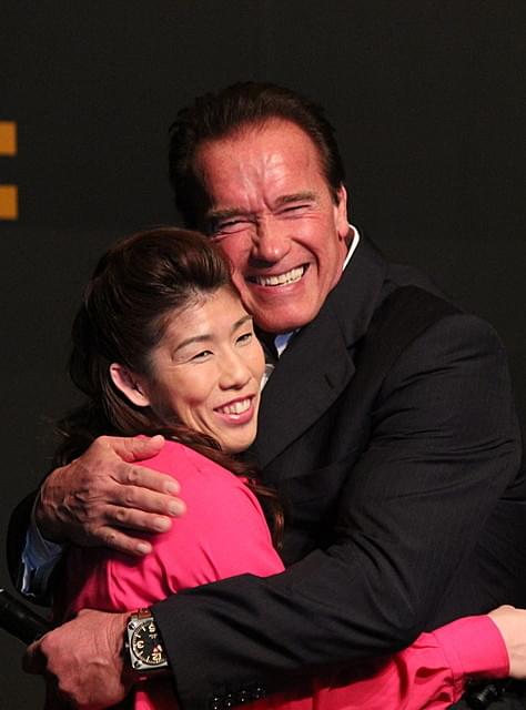 シュワちゃん“霊長類最強女子”吉田を熱烈ハグ!