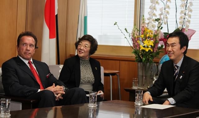 会談するアーノルド・シュワルツェネッガーと石原伸晃環境相