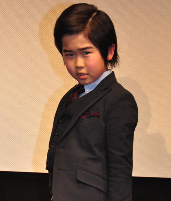 鈴木福くん、初めての夕張に“デカ長”モードで渋く登場！