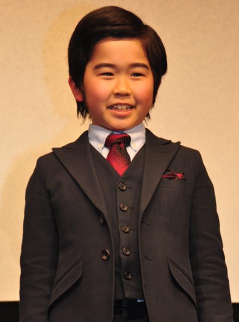 鈴木福くん、初めての夕張に“デカ長”モードで渋く登場！