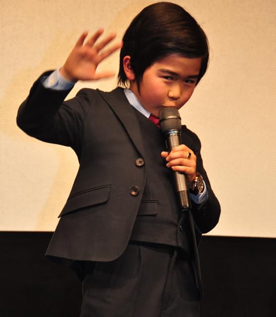 鈴木福くん、初めての夕張に“デカ長”モードで渋く登場！