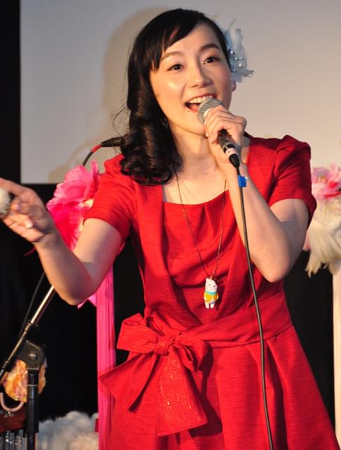 篠原ともえが夕張で熱唱 元シノラーたちが喝さい！