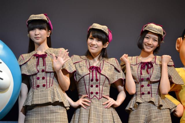Perfume、探偵風コスチュームで「ドラえもん」主題歌を披露
