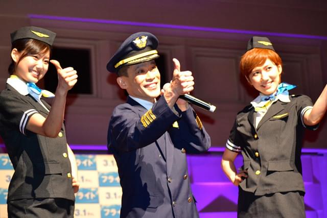 柳沢慎吾＆モデルガールズ、映画「フライト」大ヒットを祈願「上昇気流でいい夢見ろよ！」