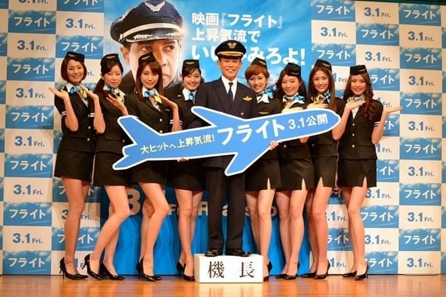 柳沢慎吾＆モデルガールズ、映画「フライト」大ヒットを祈願「上昇気流でいい夢見ろよ！」