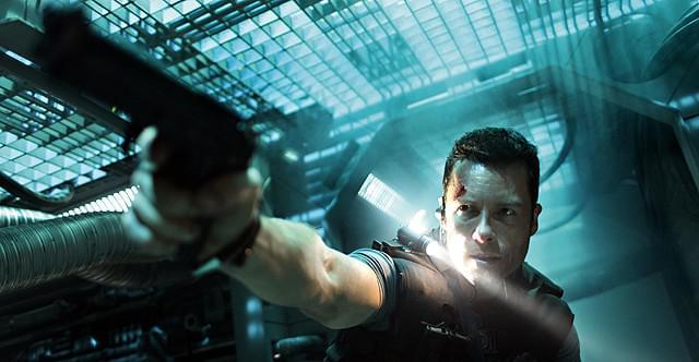 「ロックアウト」無重力バトルのメイキング映像を独占入手！