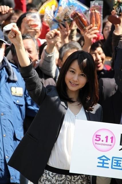 サプライズで訪れた日曜市で大歓迎を 受け笑みを浮かべる堀北真希