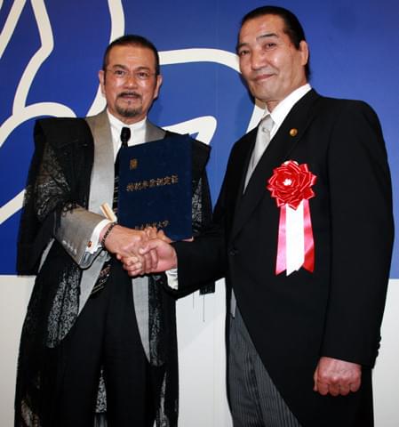 卒業式に臨んだ千葉真一と松浪健四郎理事長