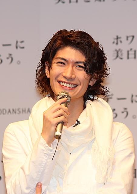 三浦春馬、純白ファッションで“美白”ホワイトデーをPR