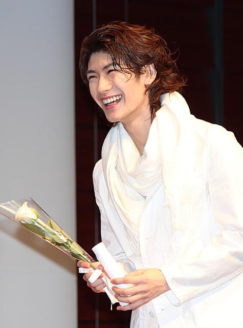 三浦春馬、純白ファッションで“美白”ホワイトデーをPR