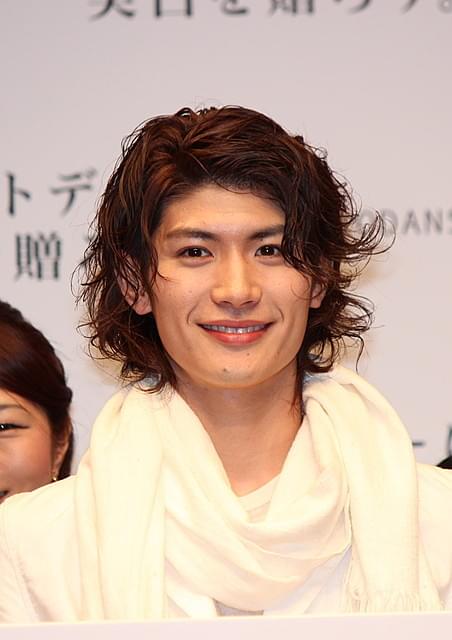 三浦春馬、純白ファッションで“美白”ホワイトデーをPR