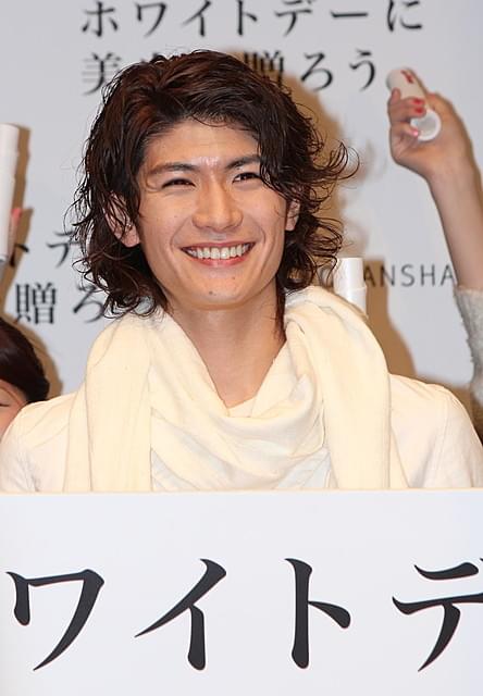 三浦春馬、純白ファッションで“美白”ホワイトデーをPR