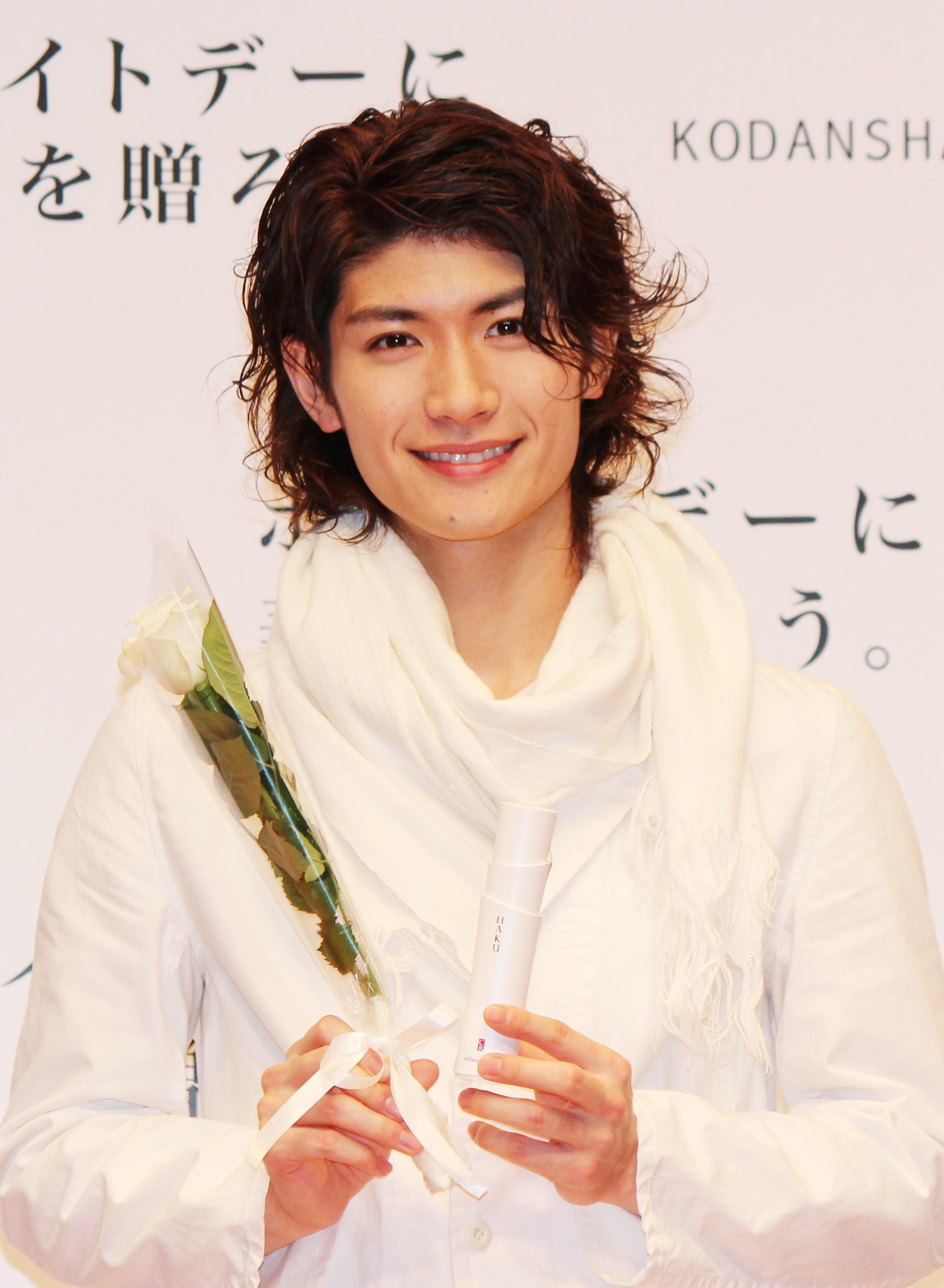 三浦春馬、純白ファッションで“美白”ホワイトデーをPR