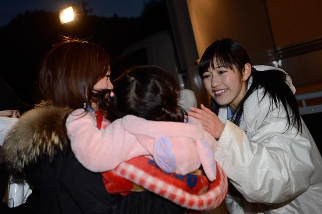 子どもたちと触れ合う渡辺麻友