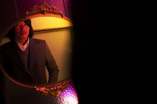 豊川悦司、初の写真集で蜷川実花とタッグ 故郷・大阪で見せる色気