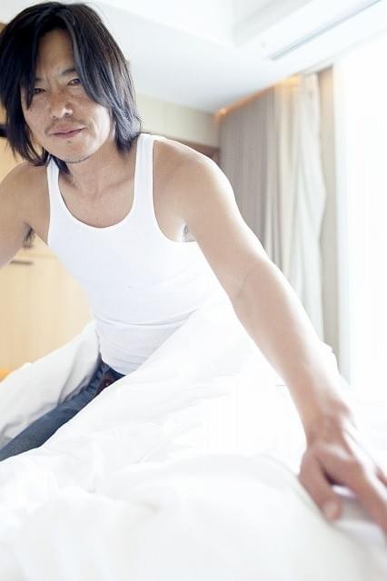 豊川悦司、初の写真集で蜷川実花とタッグ 故郷・大阪で見せる色気