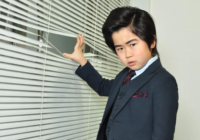 シブい表情で刑事になりきった福くん