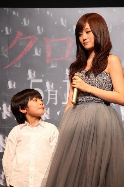 前田敦子、子役のサプライズ登壇に飛び上がって仰天