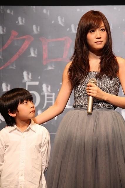 前田敦子、子役のサプライズ登壇に飛び上がって仰天