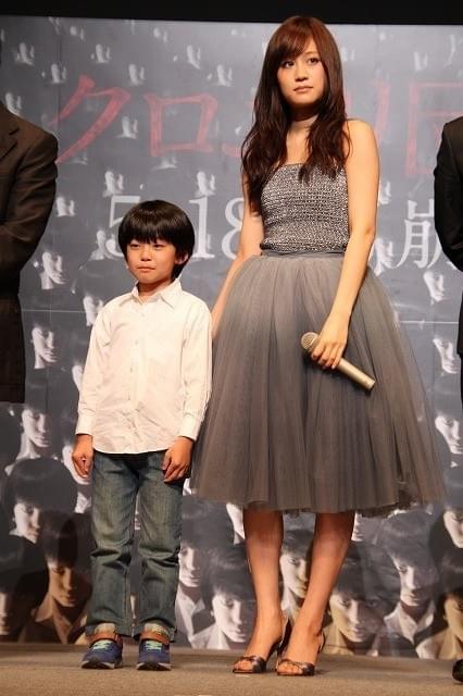 前田敦子、子役のサプライズ登壇に飛び上がって仰天