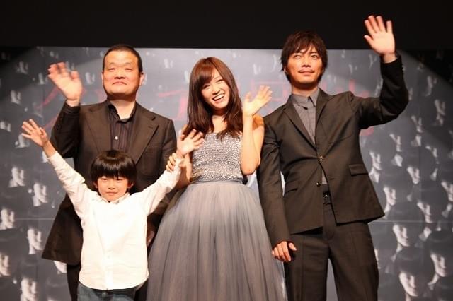 前田敦子、子役のサプライズ登壇に飛び上がって仰天