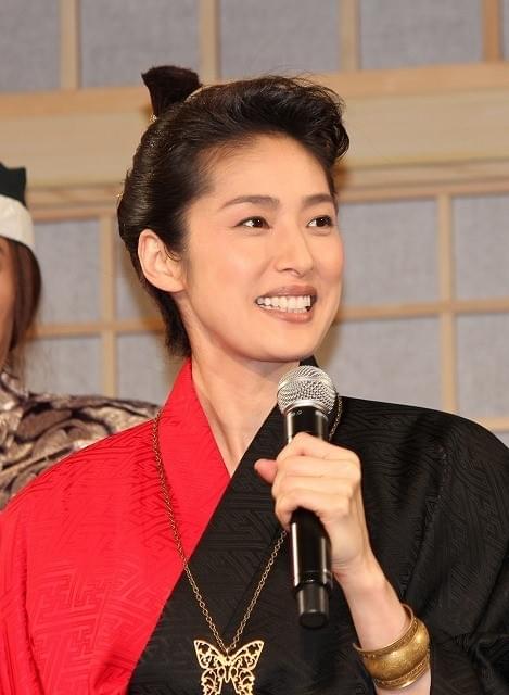 “女信長”天海祐希、「ヒゲ似合う」と褒められ苦笑