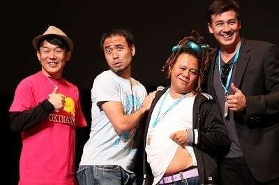 司会の女性にプロポーズしたウドマナーク監督(右から2人目)