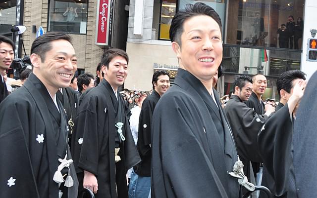 歌舞伎俳優63人の銀座練り歩きに3万2000人が歓声！