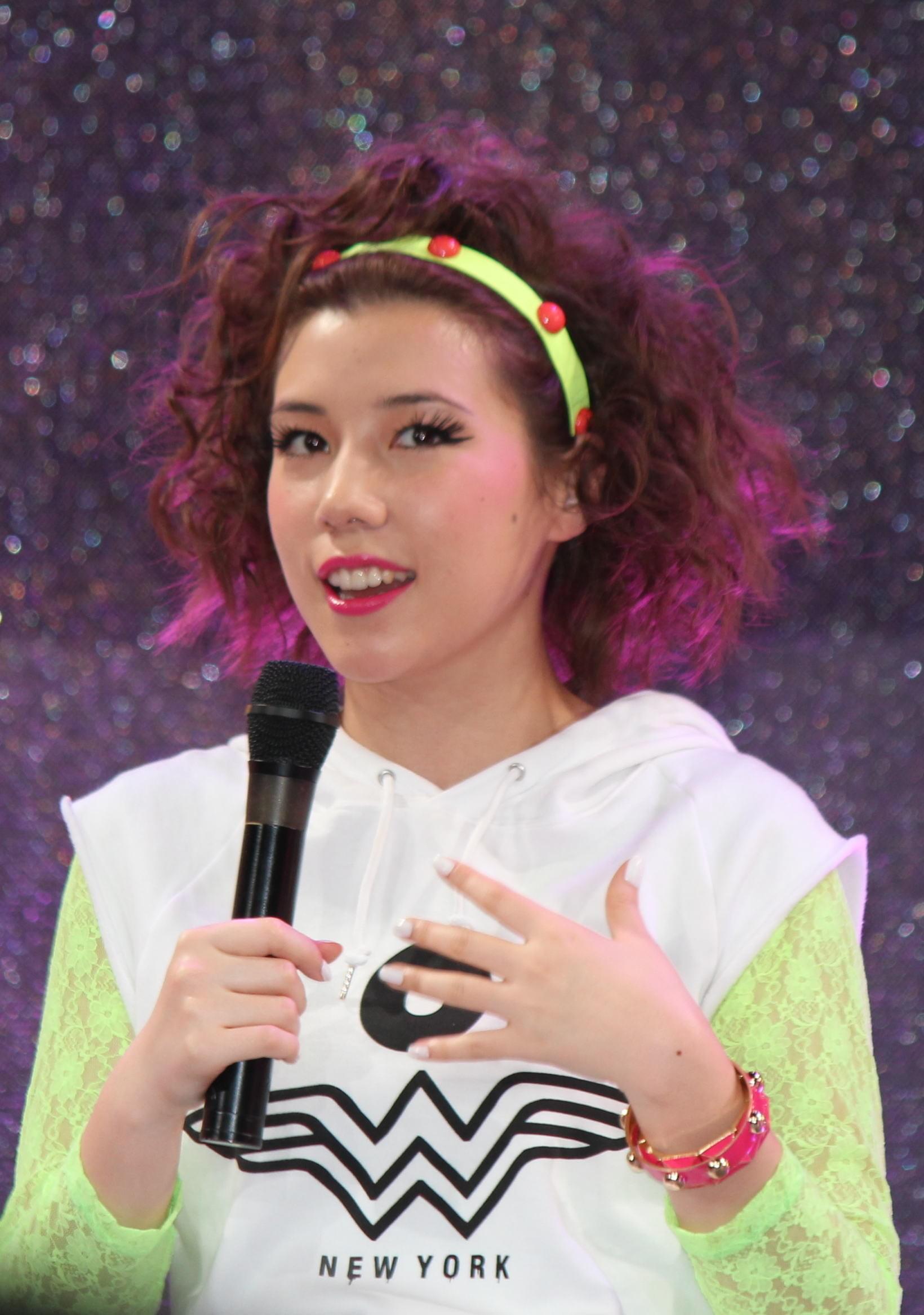 仲里依紗、結婚発表後初の公の場「おめでとう」の祝福に照れ笑い