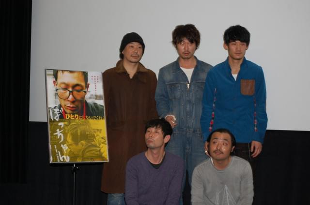 二階堂ふみと熱愛報道の新井浩文、報道陣の呼びかけに無言でニヤリ