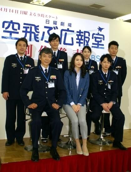 新垣結衣スマイルに綾野剛メロメロ…「空飛ぶ広報室」で最高の笑顔を