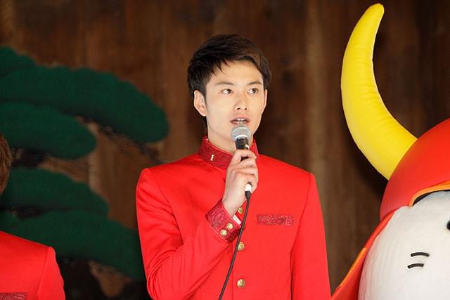 「偉大なる、しゅららぼん」撮入 赤い学ラン姿の濱田＆岡田、ひこにゃんと対面