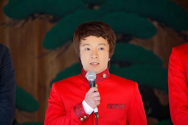 「偉大なる、しゅららぼん」撮入 赤い学ラン姿の濱田＆岡田、ひこにゃんと対面