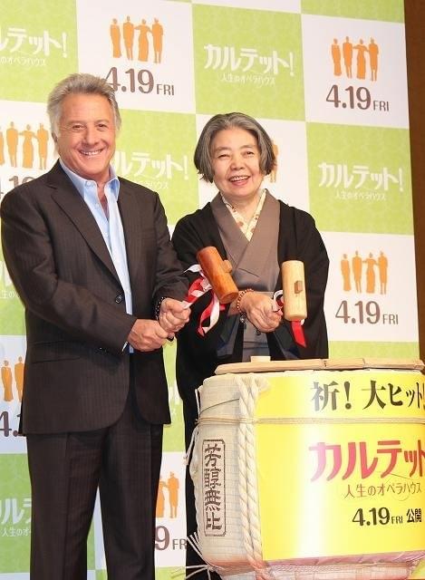 ダスティン・ホフマン、樹木希林にキス “夫”の存在ほのめかされタジタジ
