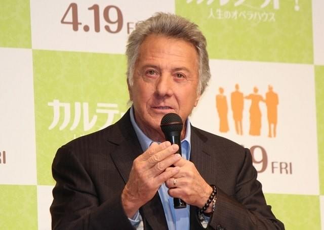ダスティン・ホフマン、樹木希林にキス “夫”の存在ほのめかされタジタジ