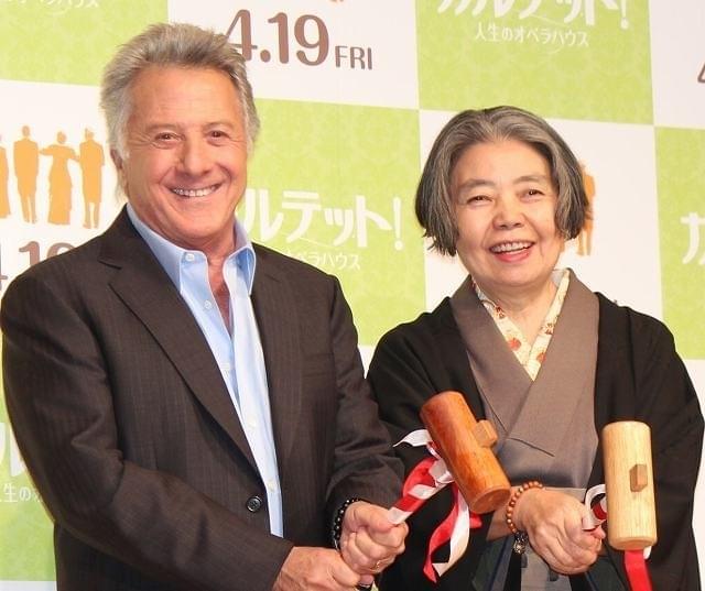 ダスティン・ホフマン、樹木希林にキス “夫”の存在ほのめかされタジタジ