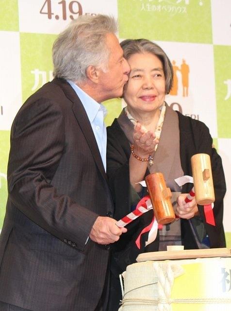 ダスティン・ホフマン、樹木希林にキス “夫”の存在ほのめかされタジタジ
