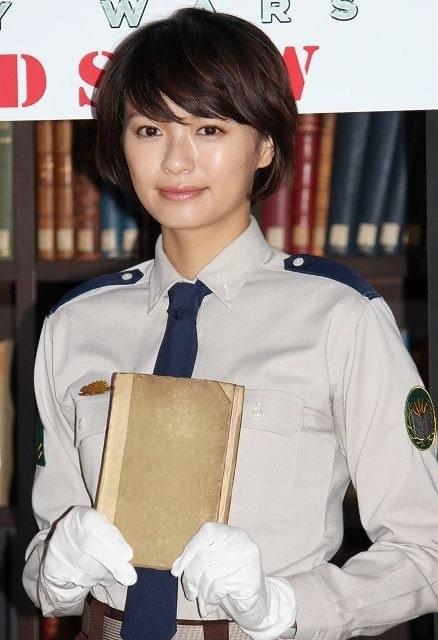 貴重な本を手に緊張気味の榮倉奈々