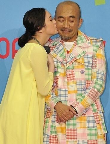 貫地谷しほり、「くちづけ」の“お父さん”竹中直人に感謝のキス