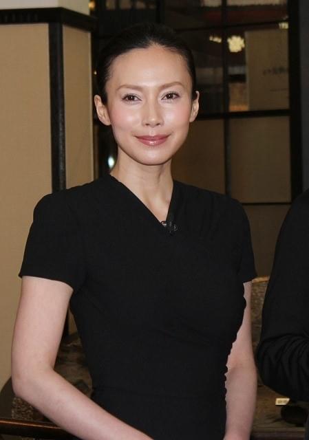 綾瀬はるか、天然さく裂！首長竜が「大好きです、首が長いから」