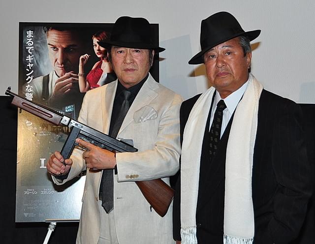 自前の衣装とボルサリーノ帽でギャング風にキメた松方と梅宮